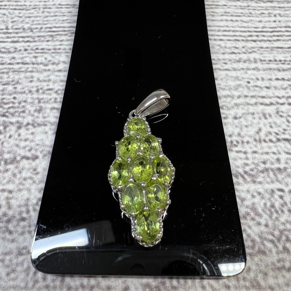 Peridot Elongated Pendant (177)